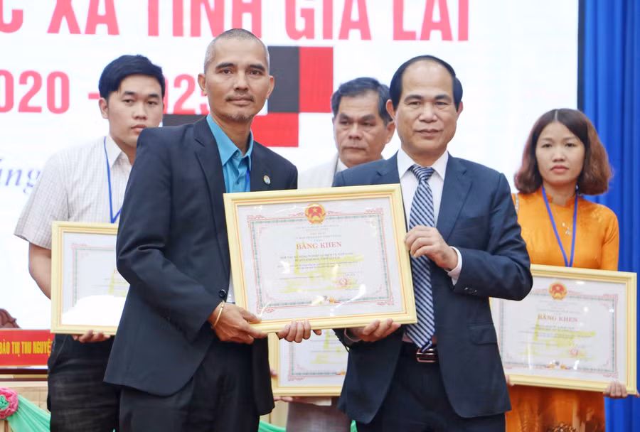 Chủ tịch UBND tỉnh Võ Ngọc Thành (hàng trước, bên phải) tặng bằng khen cho các tập thể, cá nhân có thành tích xuất sắc trong xây dựng và phát triển HTX trên địa bàn tỉnh giai đoạn 2015-2020. Ảnh: N.Q