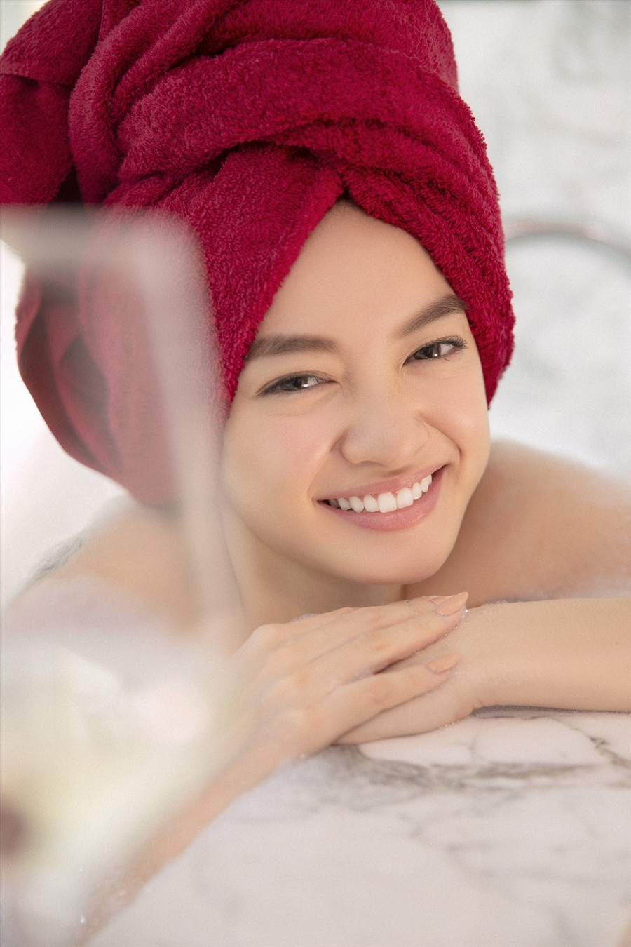 Gái già lắm chiêu V xoay quanh cuộc sống vương giả nhưng nhiều toan tính, đấu đá của ba chị em gốc Huế: Lý Lệ Hà (NSND Lê Khanh đóng), Lý Lệ Hồng (NSND Hồng Vân đóng) và Lý Linh (Kaity Nguyễn đóng). Bộ phim tham gia đường đua phim Tết 2021. Ảnh: NSCC