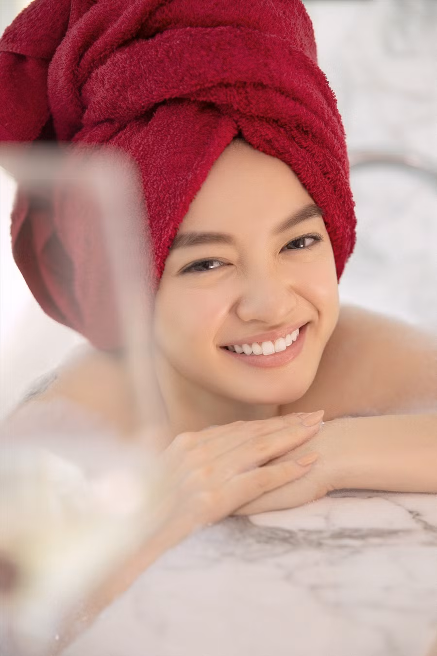 Gái già lắm chiêu V xoay quanh cuộc sống vương giả nhưng nhiều toan tính, đấu đá của ba chị em gốc Huế: Lý Lệ Hà (NSND Lê Khanh đóng), Lý Lệ Hồng (NSND Hồng Vân đóng) và Lý Linh (Kaity Nguyễn đóng). Bộ phim tham gia đường đua phim Tết 2021. Ảnh: NSCC