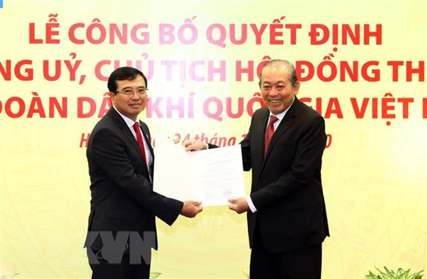 Phó Thủ tướng Thường trực Trương Hòa Bình trao Quyết định Chủ tịch Hội đồng thành viên Tập đoàn cho ông Hoàng Quốc Vượng. (Ảnh: Huy Hùng/TTXVN)