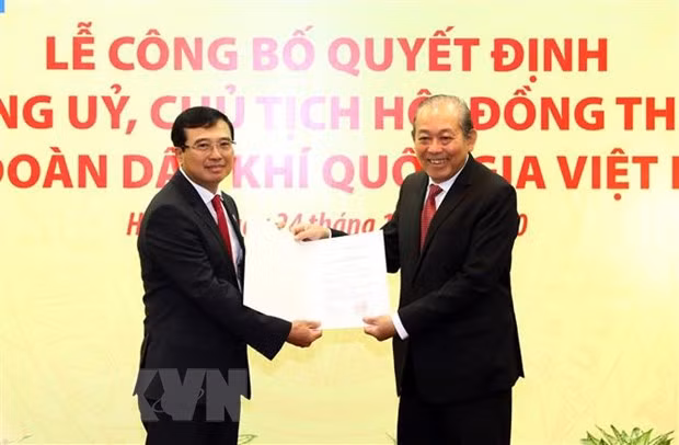 Phó Thủ tướng Thường trực Trương Hòa Bình trao Quyết định Chủ tịch Hội đồng thành viên Tập đoàn cho ông Hoàng Quốc Vượng. (Ảnh: Huy Hùng/TTXVN)