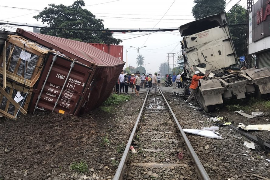 Container bị tông đứt đôi khi qua đương ray. Ảnh: Dương Bình