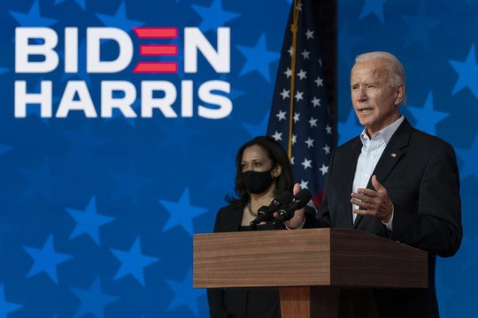 Ứng viên tổng thống đảng Dân chủ Joe Biden và nữ phó tướng Kamala Harris phát biểu tại nhà hát The Queen hôm 5-11. Ảnh: AP