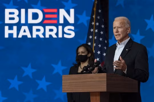 Ứng viên tổng thống đảng Dân chủ Joe Biden và nữ phó tướng Kamala Harris phát biểu tại nhà hát The Queen hôm 5-11. Ảnh: AP