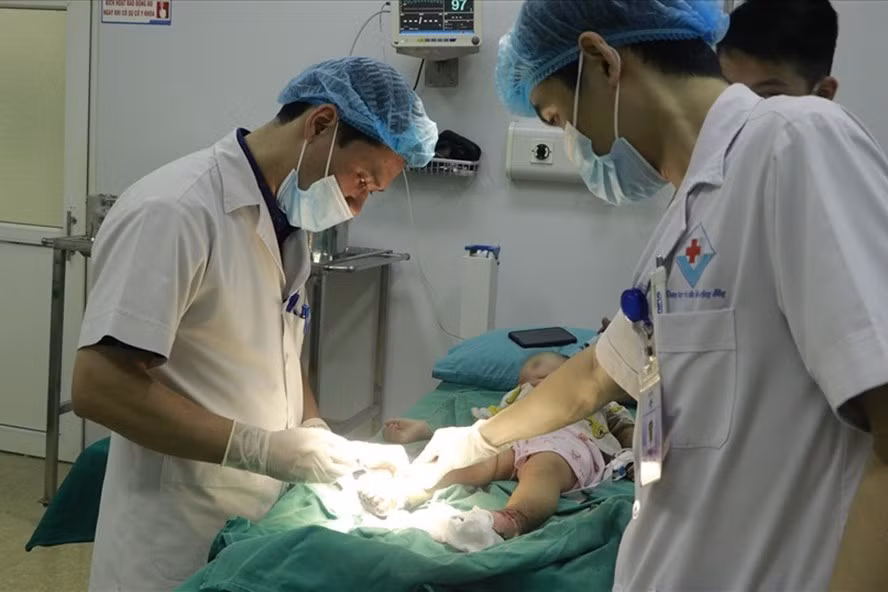 Các bác sĩ điều trị vết bỏng nhiễm trùng cho bệnh nhi do dùng thuốc nam. Ảnh: BVCC