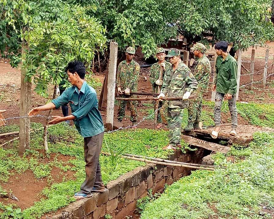 cán bộ chiến sĩ Đồn Biên phòng Ia Puch giúp người dân làng Chư Kó làm hàng rào