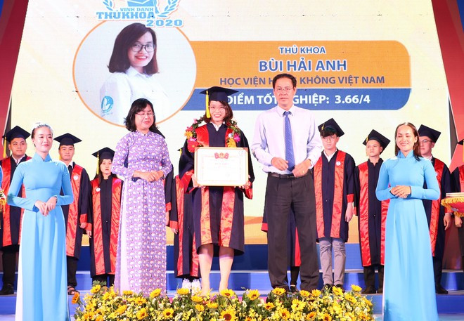 Bùi Hải Anh vừa được Hội Sinh viên TP.HCM tuyên dương danh hiệu thủ khoa vào tối 27.11. LÊ THANH