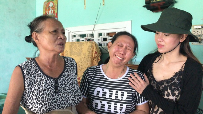 Từ trên xuống: Mỹ Linh, Tiểu Vy, Thùy Linh và bà Kim Dung trong chuyến từ thiện ngày 2.11 tại Quảng Nam và Quảng Ngãi. ẢNH: S.V