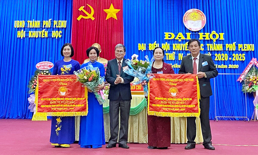 Trao cờ thi đua của Trung ương Hội Khuyến học Việt Nam tặng 2 đơn vị xuất sắc. Ảnh: Hoàng Ngọc Trung ương Hội Khuyến học tặng cờ thi đua cho 2 đơn vị xuất sắc. Ảnh: Hoàng Ngọc