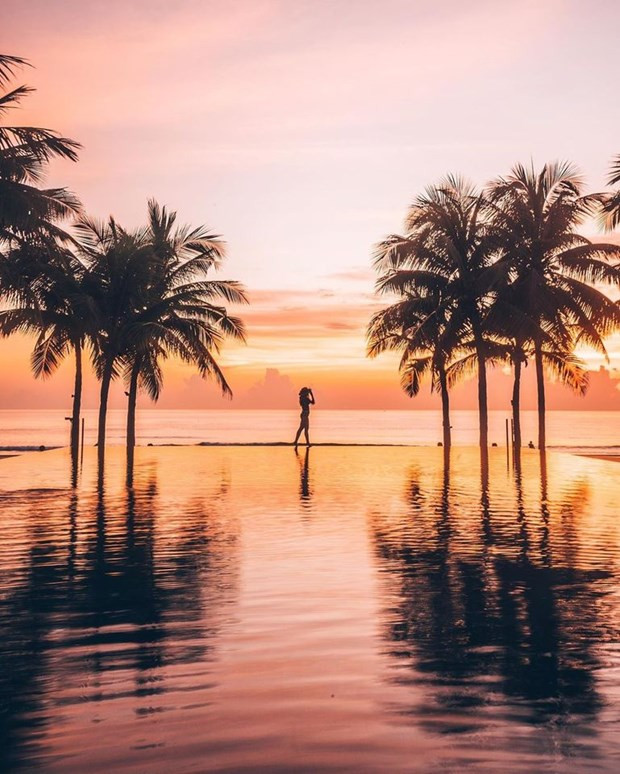 Khung cảnh hoàng hôn vừa kỳ vĩ, vừa nên thơ bên hồ bơi. (Ảnh: @cherrielynn) Khung cảnh hoàng hôn vừa kỳ vĩ, vừa nên thơ bên hồ bơi. (Ảnh: @cherrielynn)