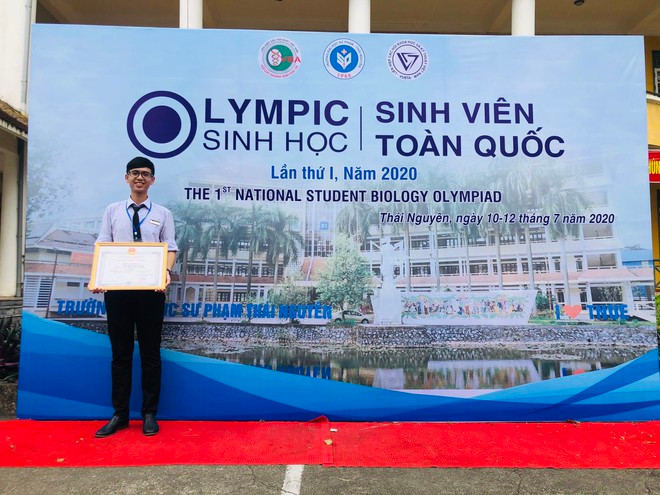 Hồ Văn Nhật Trường đạt giải nhất trong kỳ thi Olympic Sinh học Sinh viên toàn quốc năm 2020 ẢNH: NVCC