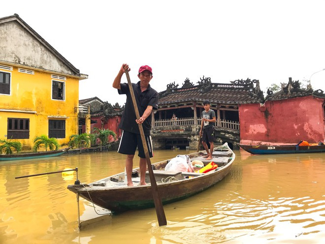 Những bến thuyền di động mọc lên khắp phố cổ Hội An để phục vụ du khách tham quan Hội An mùa nước lũ H.Đ