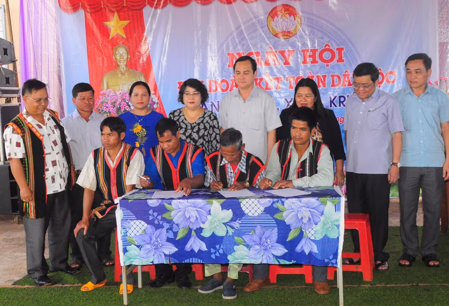 Đại diện dân làng ký cam kết thi đua thực hiện cuộc vận động "Toàn dân đoàn kết xây dựng nông thôn mới, đô thị văn minh" trước sự chứng kiến của các đại biểu. Ảnh: Nguyễn Tú Đại diện dân làng ký cam kết thi đua thực hiện cuộc vận động