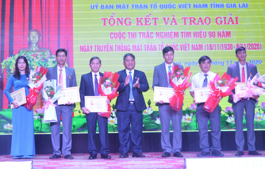  Đồng chí Hồ Văn Điềm-Ủy viên Ban Thường vụ Tỉnh ủy, Chủ tịch Ủy ban MTTQ Việt Nam tỉnh trao Kỷ niệm chương “Vì sự nghiệp đại đoàn kết toàn dân tộc” cho các cá nhân. Ảnh: Phương Duy