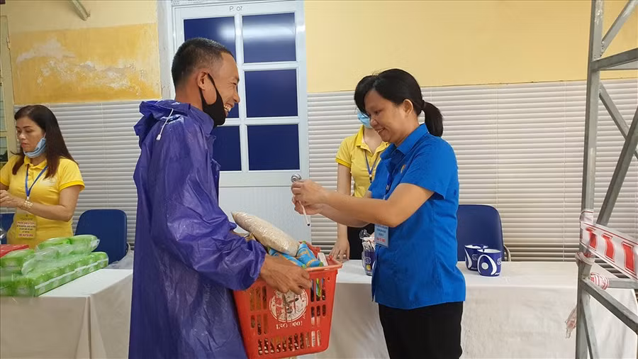 Những nụ cười, tình cảm ấm áp tại “Phiên chợ 0 đồng“. Ảnh: PĐ.