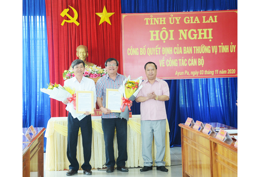 Đồng chí Châu Ngọc Tuấn (bìa phải)-Phó Bí thư Thường trực Tỉnh ủy, Chủ tịch HĐND tỉnh trao quyết định về công tác cán bộ cho đồng chí Thái Thanh Bình và đồng chí Trần Quốc Khánh. Ảnh: Phương Linh Đồng chí Châu Ngọc Tuấn-Phó Bí thư Thường trực Tỉnh ủy (bìa phải) trao quyết định công tác cán bộ tại Thị ủy Ayun Pa. Ảnh: Phương Linh