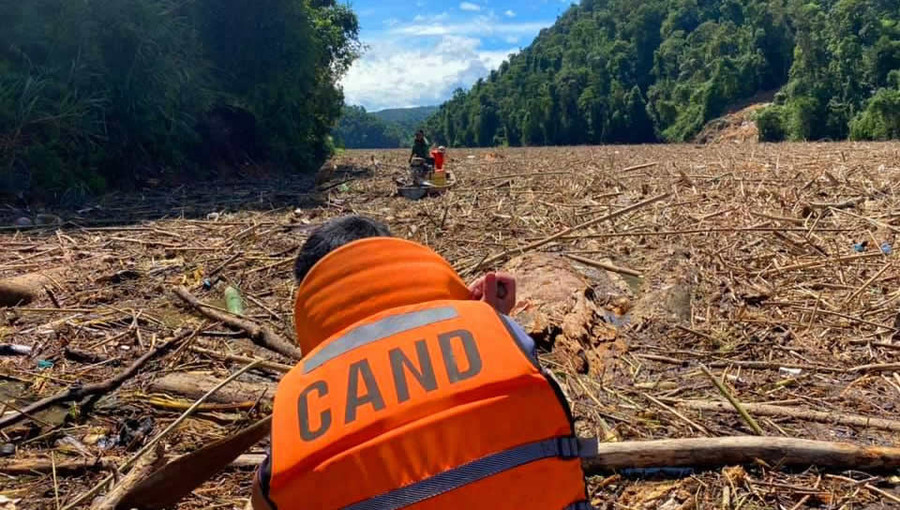 Lực lượng chức năng triển khai canô, ghe tìm kiếm người mất tích trên Sông Tranh. Ảnh T.S.  Lực lượng chức năng triển khai canô, ghe tìm kiếm người mất tích trên Sông Tranh. Ảnh T.S.