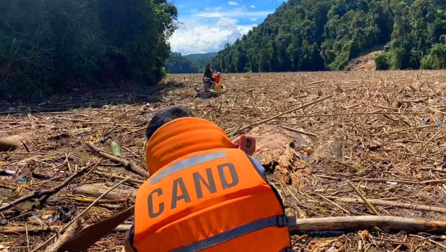  Lực lượng chức năng triển khai canô, ghe tìm kiếm người mất tích trên Sông Tranh. Ảnh T.S.