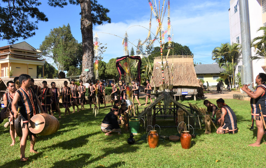 Các nghệ nhân phường Yên Đổ (TP. Pleiku) phục dựng lễ pơ thi. Ảnh: Trần Dung Đội nghệ nhân cồng chiêng phường Yên Đổ (TP. Pleiku) phục dựng nghi lễ pơ thi. Ảnh: Trần Dung