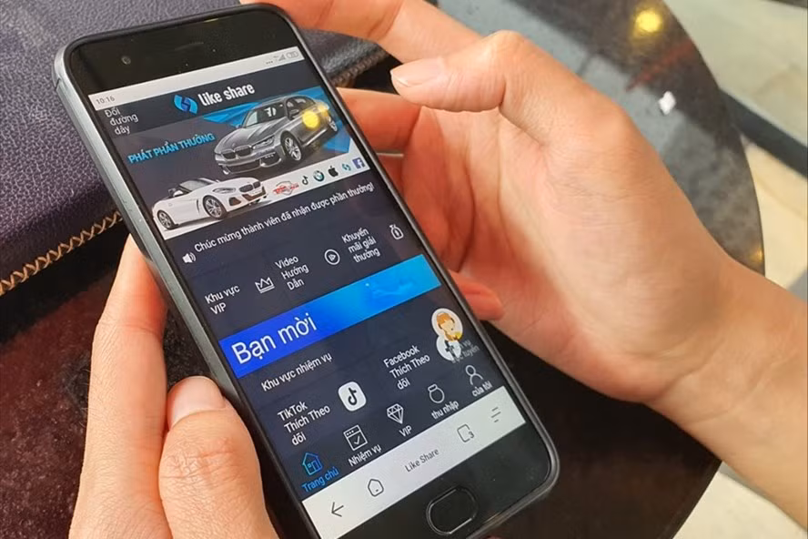  Hệ thống kiếm tiền online từ like video TikTok còn quảng cáo sẽ tặng thưởng cả ôtô cho thành viên tích cực. Ảnh: Đình Trường