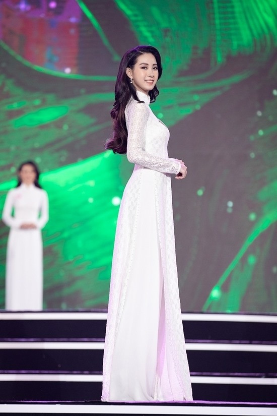  Minh Anh và 34 thí sinh khác đang tham gia các phần thi phụ trước khi bước vào đêm thi quyết định