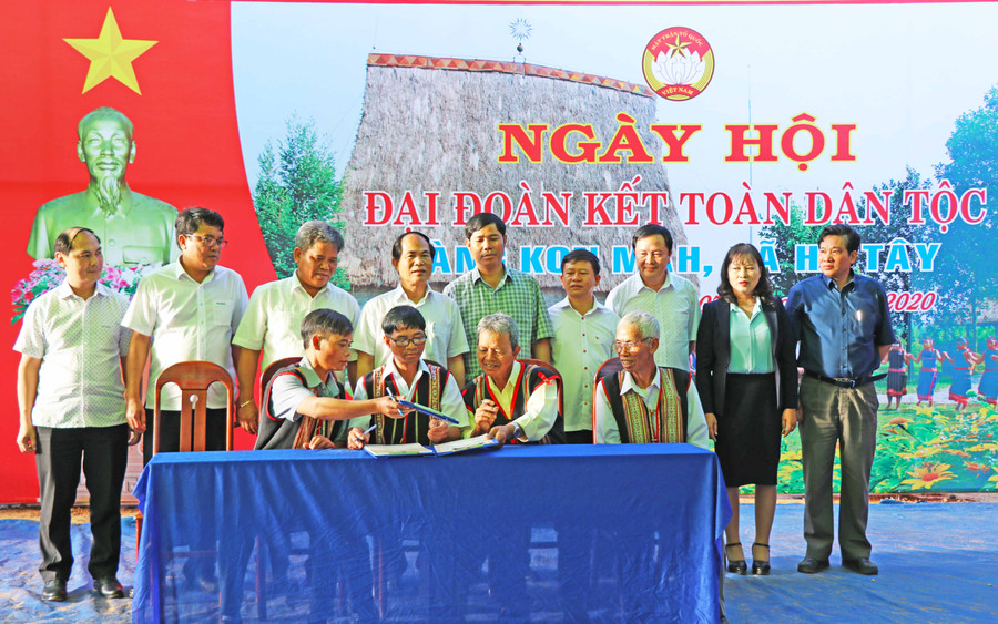 Đại diện 5 gia đình tiêu biểu của làng Kon Măh (xã Hà Tây, huyện Chư Păh, tỉnh Gia Lai) ký kết giao ước thi đua trước sự chứng kiến của các đại biểu. Ảnh: Phương Linh Đại diện 5 gia đình tiêu biểu của làng Kon Măh (xã Hà Tây, huyện Chư Păh, tỉnh Gia Lai) ký kết giao ước thi đua trước sự chứng kiến của các đại biểu. Ảnh: Phương Linh