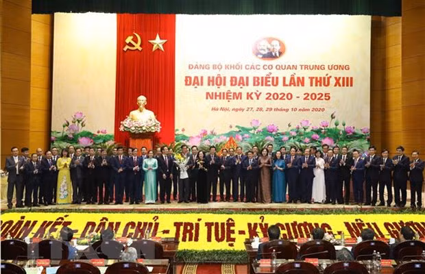 Bà Trương Thị Mai, Uỷ viên Bộ Chính trị, Bí thư Trung ương Đảng, Trưởng Ban Dân vận Trung ương tặng hoa chúc mừng Ban chấp hành Đảng bộ Khối các cơ quan Trung ương khóa 13. (Ảnh: Văn Điệp/TTXVN)