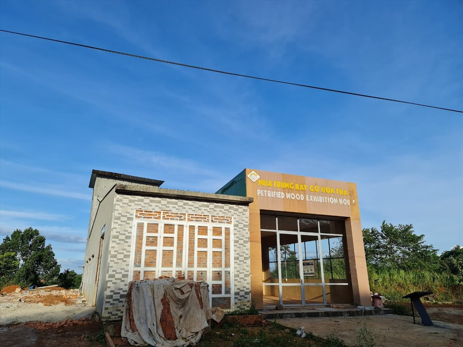 Điểm thăm quan gỗ hóa thạch nhếch nhác, không có bất kỳ vật dụng nào bên trong. ẢNH: BẢO LÂM