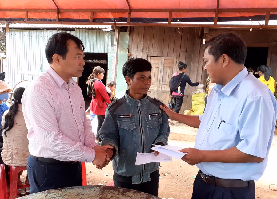 Lãnh đạo Sở Giao thông-Vận tải thăm, động viên gia đình nạn nhân tử vong do tai nạn giao thông. Ảnh: Lê Hòa