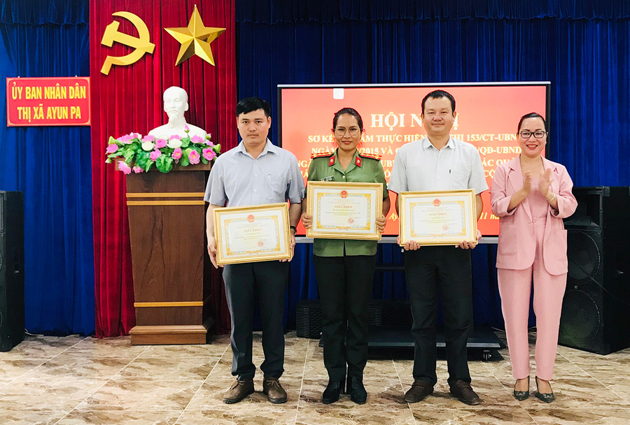 Bà Ksor H'Khuyên-Phó Chủ tịch UBND thị xã Ayun Pa trao giấy khen cho các tập thể có thành tích xuất sắc trong công tác quản lý, giáo dục đối tượng FULRO tại cộng đồng. Ảnh: Nguyễn Sang Chủ tịch UBND thị xã đã tặng giấy khen cho 3 tập thể và 11 cá nhân có thành tích xuất sắc trong công tác quản lý, giáo dục đối tượng FULRO tại cộng đồng. Ảnh: Nguyễn Sang