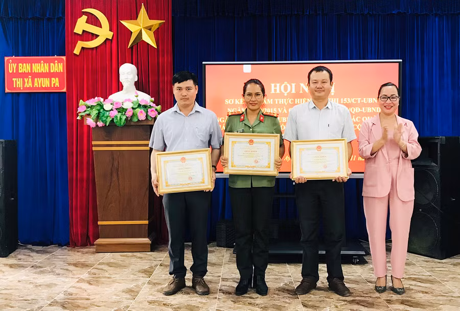 Chủ tịch UBND thị xã đã tặng giấy khen cho 3 tập thể và 11 cá nhân có thành tích xuất sắc trong công tác quản lý, giáo dục đối tượng FULRO tại cộng đồng. Ảnh: Nguyễn Sang