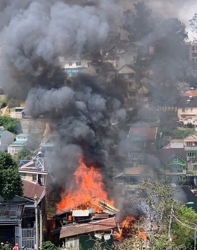 Vụ cháy nhà trọ khiến cột lửa bốc cao cùng khói đen ẢNH: LÂM VIÊN