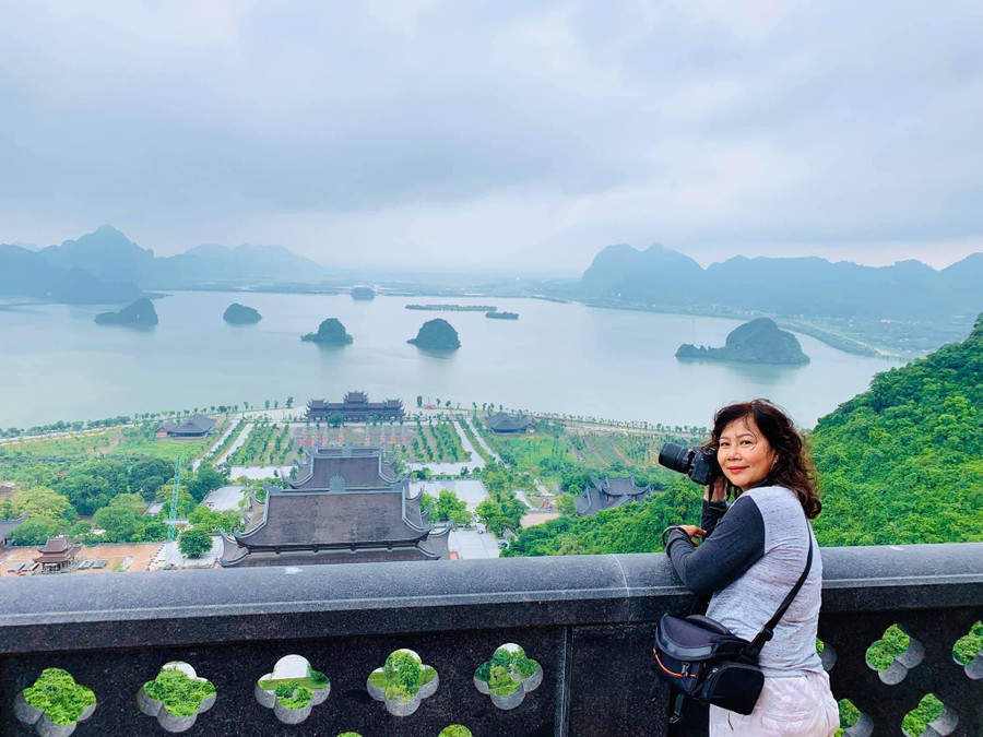 Bà Nguyễn Thị Bích Vân tham quan chùa Tam Chúc, tỉnh Hà Nam (ảnh do nhân vật cung cấp). 