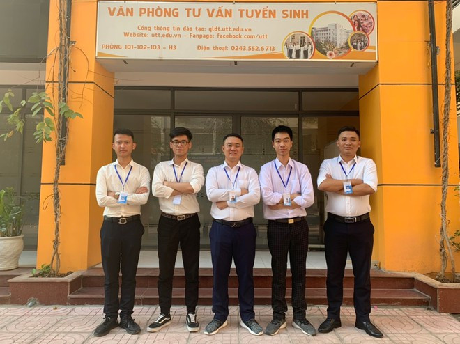 Từ phải qua trái: Diệu, Hoàn, Cường, Trang, Dương, nhóm sinh viên sáng tạo chổi quét trần nhà 4.0. ẢNH: MẠNH CƯỜNG CUNG CẤP