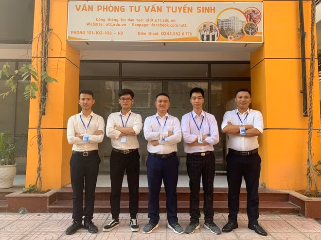 Từ phải qua trái: Diệu, Hoàn, Cường, Trang, Dương, nhóm sinh viên sáng tạo chổi quét trần nhà 4.0. ẢNH: MẠNH CƯỜNG CUNG CẤP