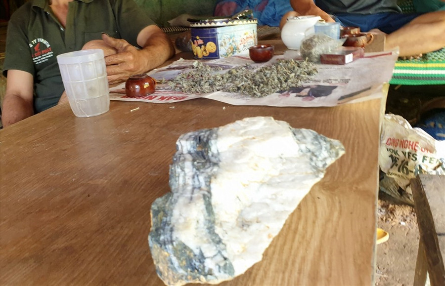 Ngoài vàng khoáng, các đối tượng còn khai thác được đá quý.