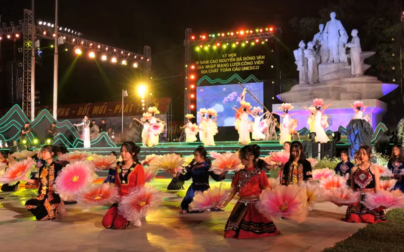 Chương trình nghệ thuật tại buổi lễ kỷ niệm. 