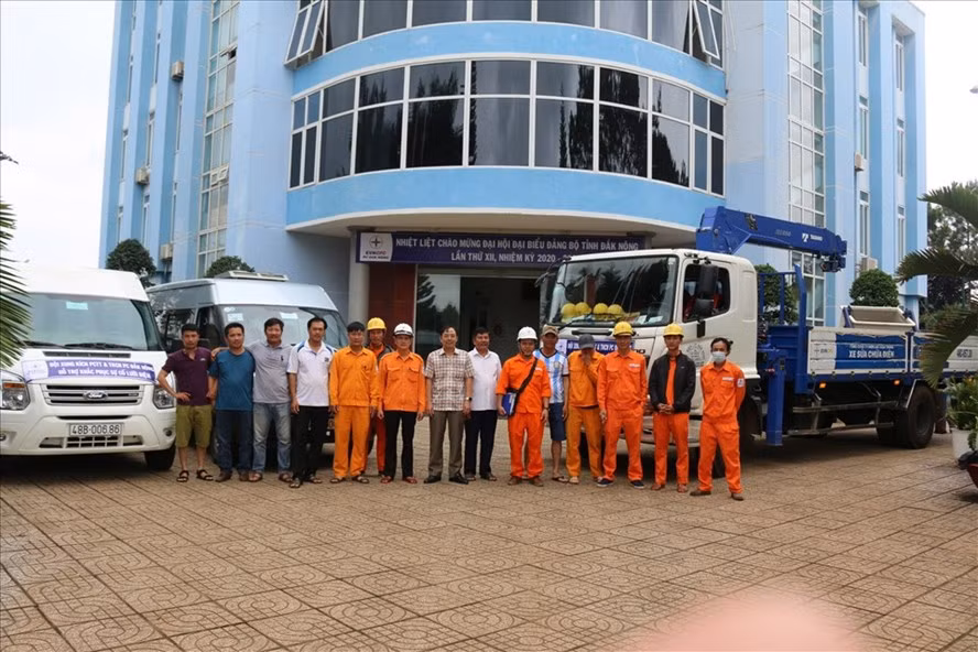 Đội xung kích PC Đắk Nông ra quân hỗ trợ tỉnh Quảng Ngãi khắc phục sự cố điện do bão số 9 gây ra.