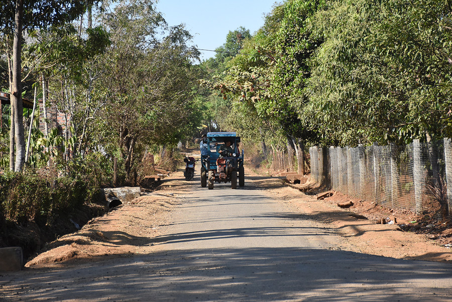 Người dân làng Ia Nueng, xã Biển Hồ tích cực tham gia xây dựng làng nông thôn mới, cải tạo vườn tược, hàng rào cổng ngõ, xây dựng cảnh quan môi trường xanh-sạch-đẹp. Ảnh: Minh Nguyễn