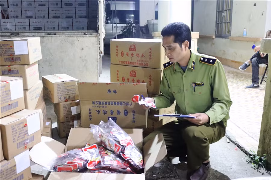 Chân gà tẩm ướp gia nhập lậu bị bắt giữ. Ảnh: Lưu Quyên