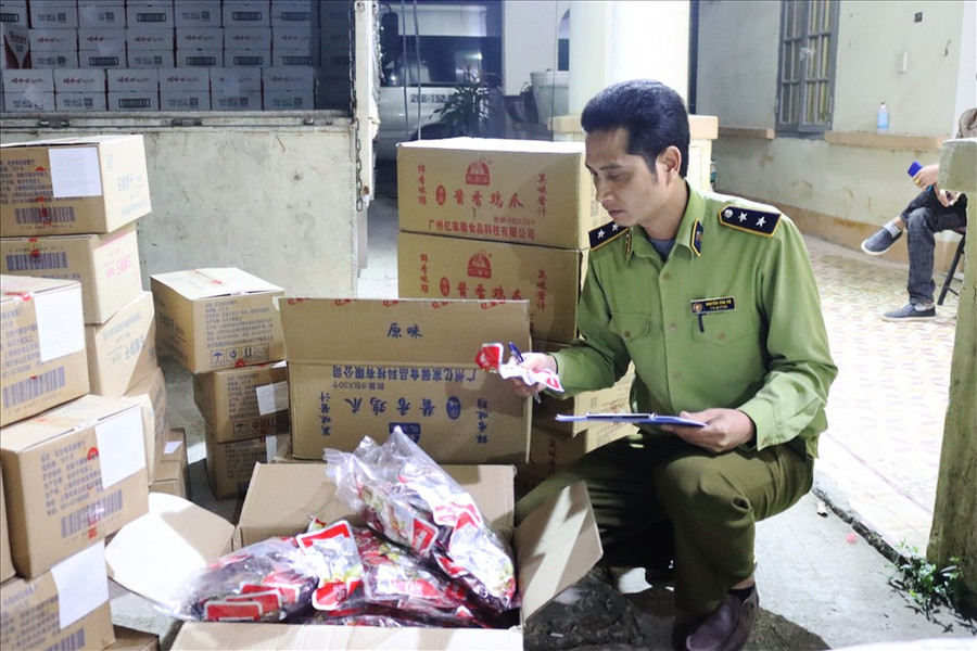 Chân gà tẩm ướp gia nhập lậu bị bắt giữ. Ảnh: Lưu Quyên