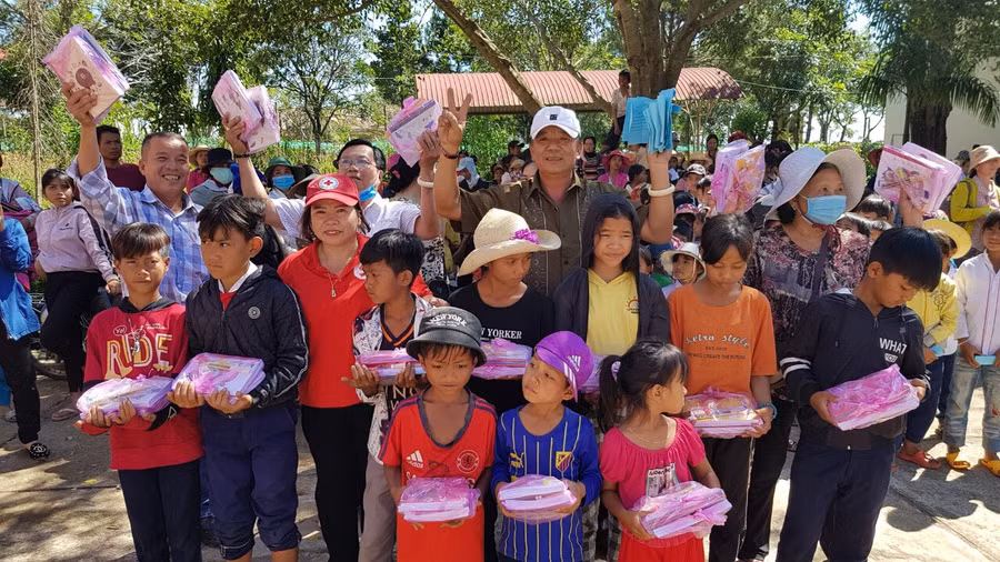 Nhóm Du lịch Thanh Nhàn tặng quà cho học sinh khó khăn xã Chư Đang Ya (huyện Chư Păh). Ảnh: Hồng Ngọc