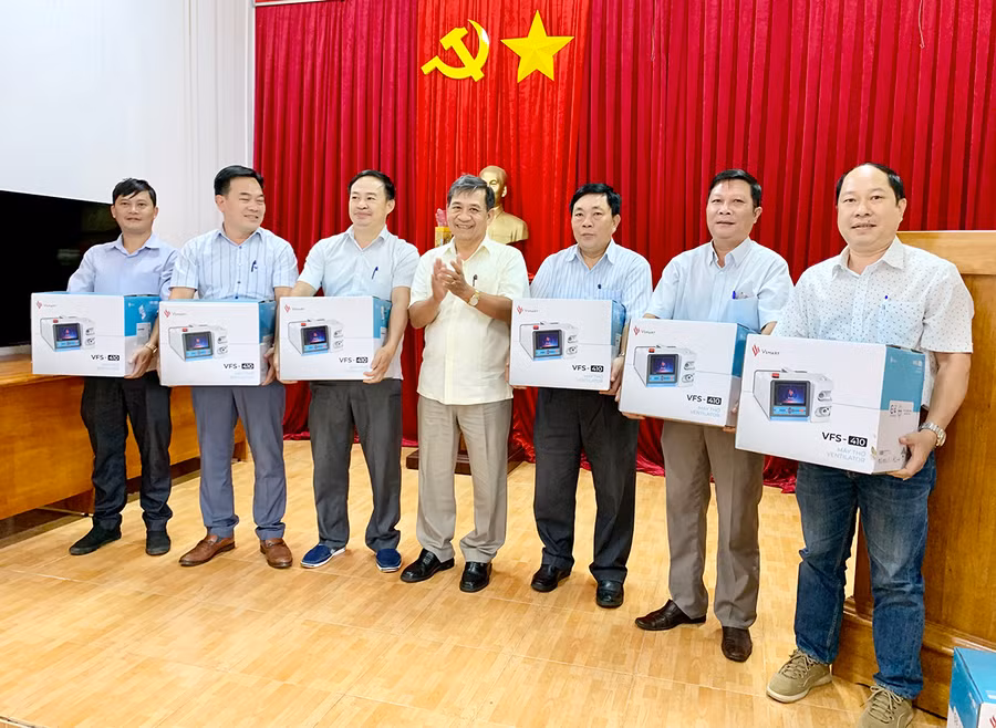  Đại diện các bệnh viện, trung tâm y tế lên nhận máy thở. Ảnh: Như Nguyện