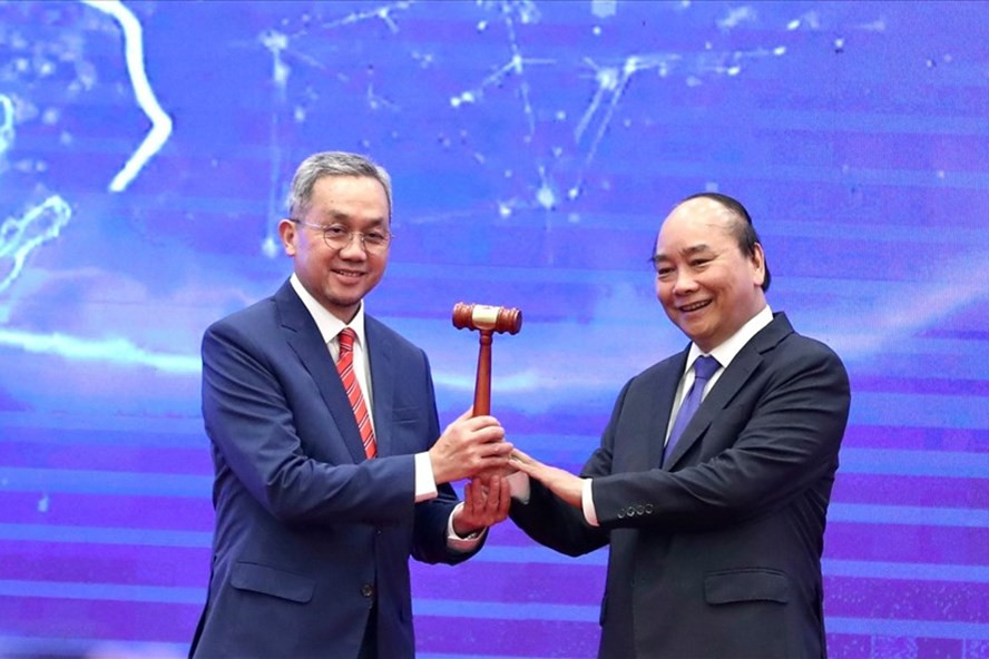 Thủ tướng Nguyễn Xuân Phúc chuyển giao búa Chủ tịch ASEAN cho Đại sứ Brunei tại Việt Nam. Ảnh: Nhật Hạ. Thủ tướng Nguyễn Xuân Phúc chuyển giao búa Chủ tịch ASEAN cho Đại sứ Brunei tại Việt Nam. Ảnh: Nhật Hạ.