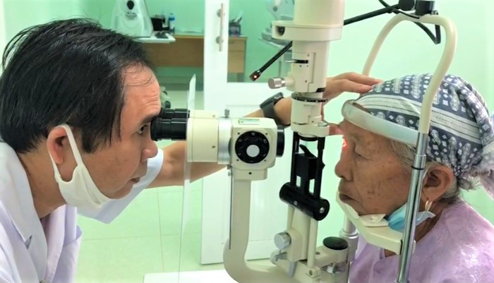 Bệnh viên Quân y 211 khám các bệnh lý về mắt miễn phí cho NCT. Ảnh