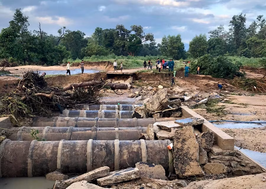 sạt lở kết cấu nền, mặt đường và hệ thống thoát nước ngang tại vị trí Km8 đến Km9 đường từ Trung tâm xã Đak Kơ Ning đi làng Ya Ma-Hrách (xã Đak Kơ Ning). Ảnh Hải Lê