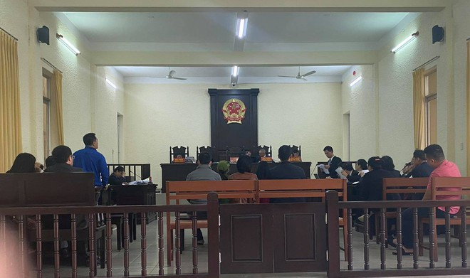 Phiên tòa sơ thẩm xét xử 