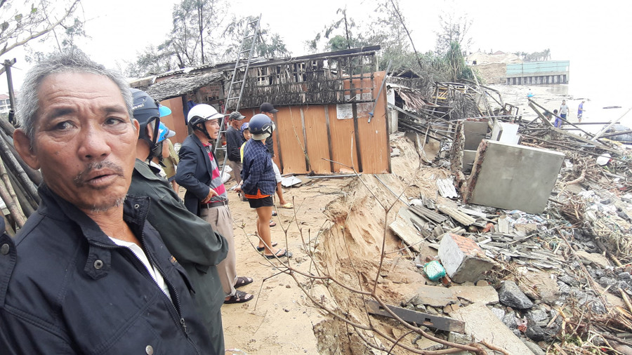 Các cở sở kinh doanh, nhà hàng bị đánh sập hoàn toàn.