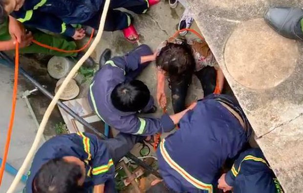 Nạn nhân may mắn được cứu sau khi ngã xuống giếng. (Ảnh: Baomoi)