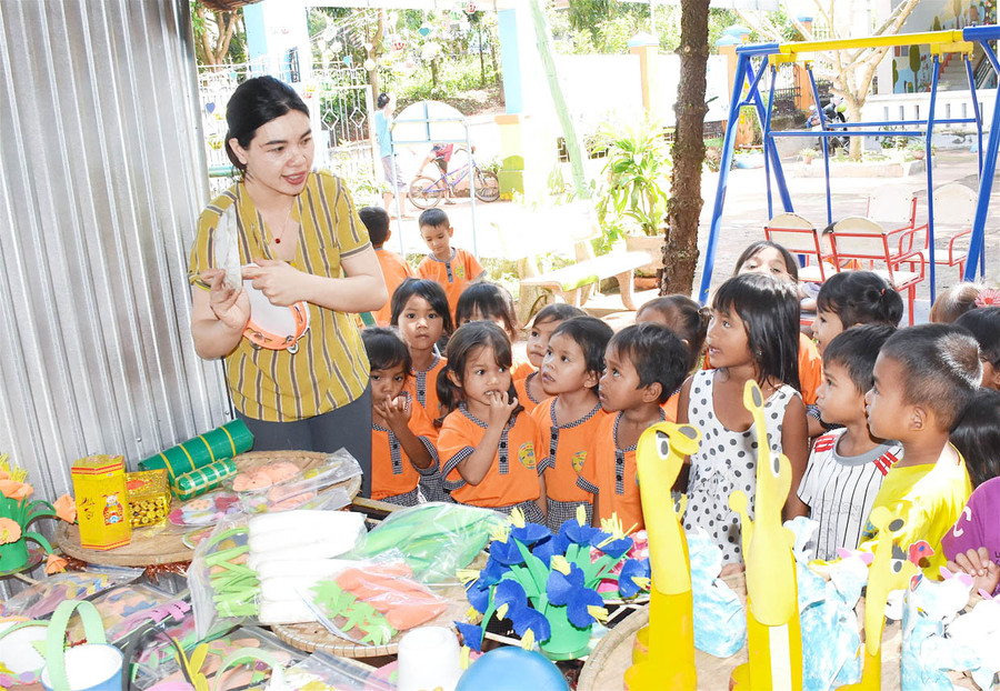 Trẻ được tham gia hoạt động ngoài trời tại gian hàng trưng bày mô hình học tập. Ảnh: Mộc Trà